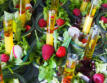 Grüne Salatvielfalt mit frischen Früchten
